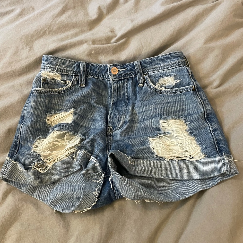HOLLISTER high-rise mom short 3” Jean shorts.
